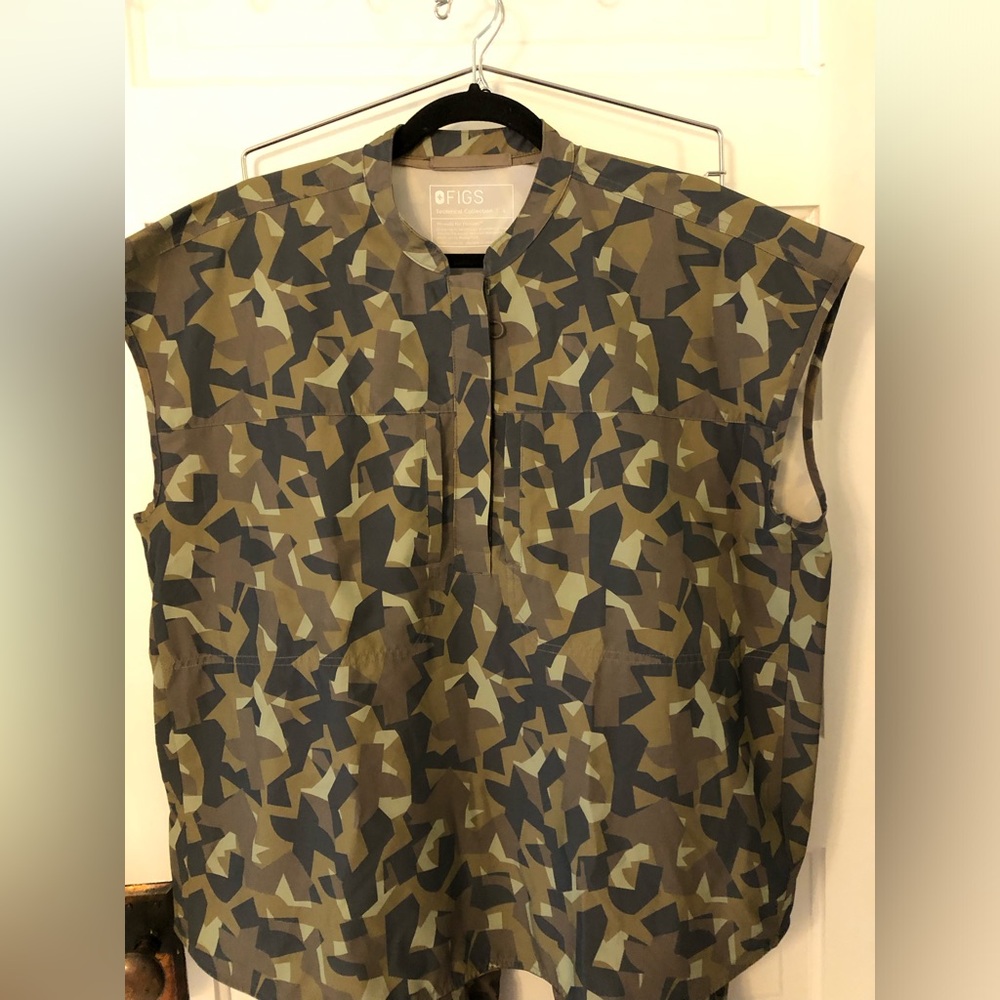 Figs camouflage top